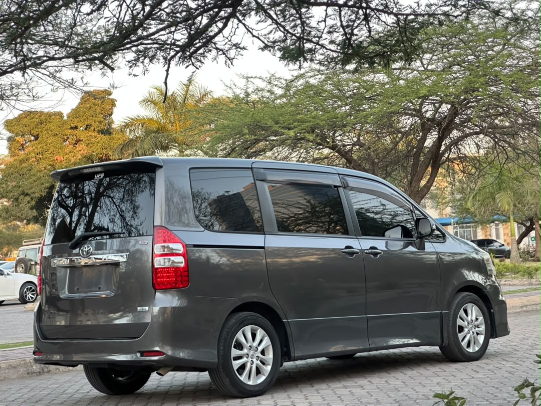TOYOTA NOAH thumbnail 8